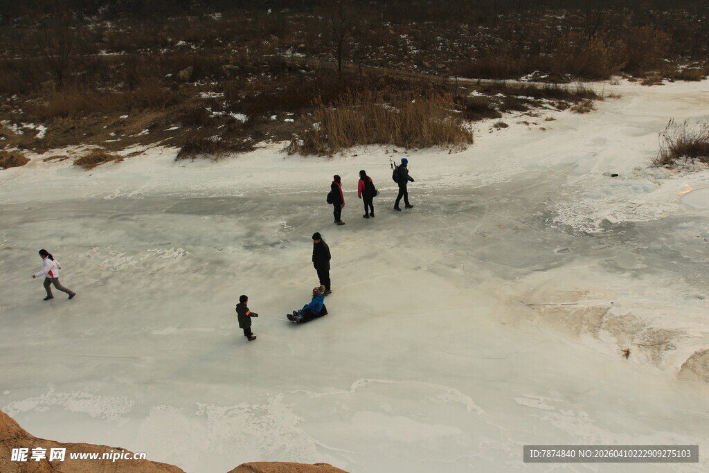 冬日冰面嬉戏场景
