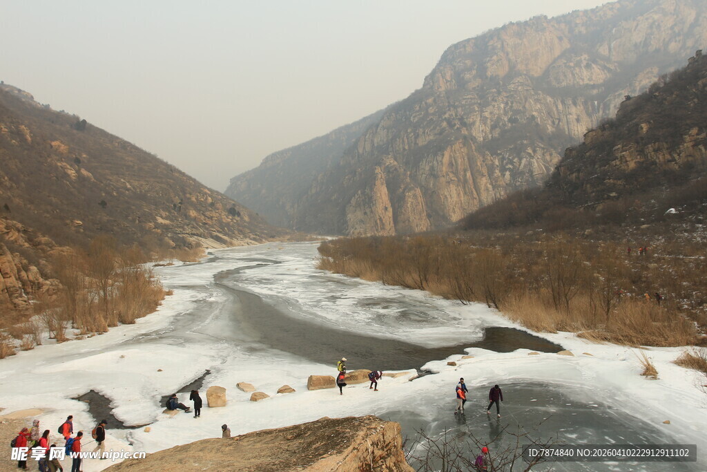 冬日河谷踏冰游玩场景