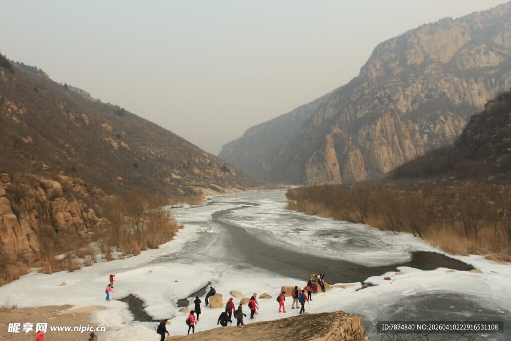 冬日河谷人群赏景画面
