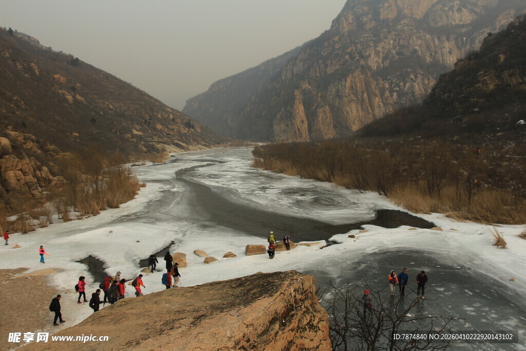 冬日河谷游人赏景