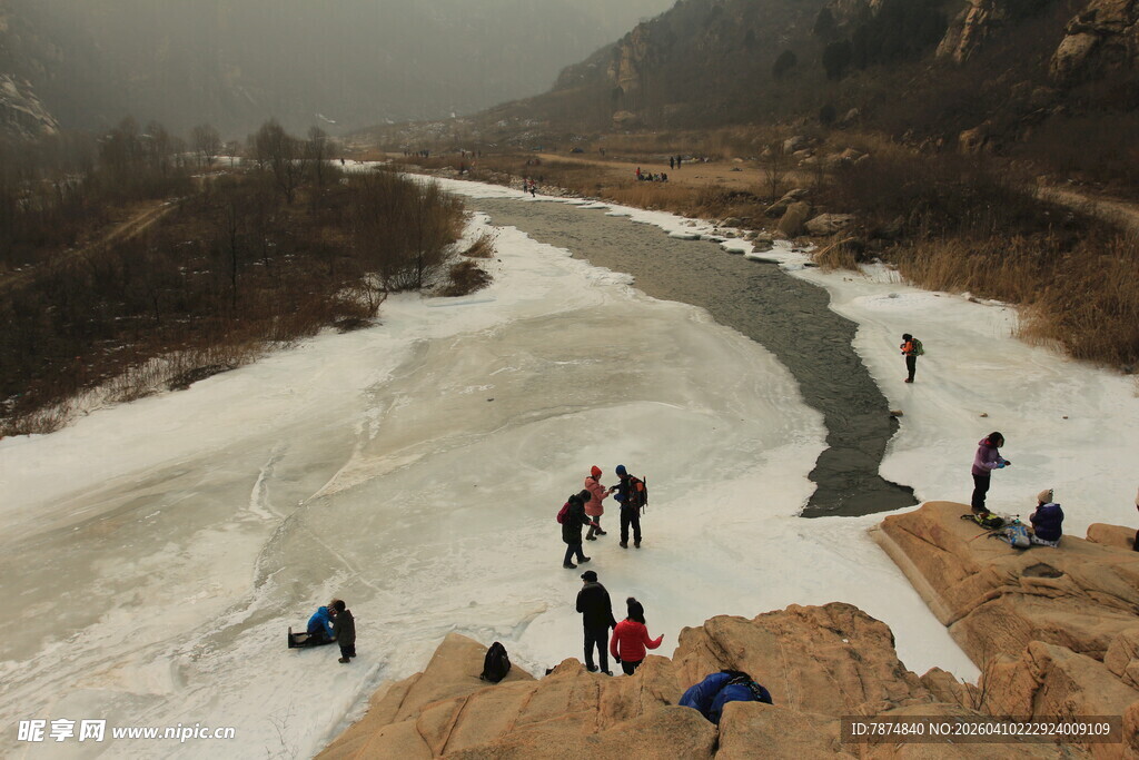 冬日河畔的户外游玩场景