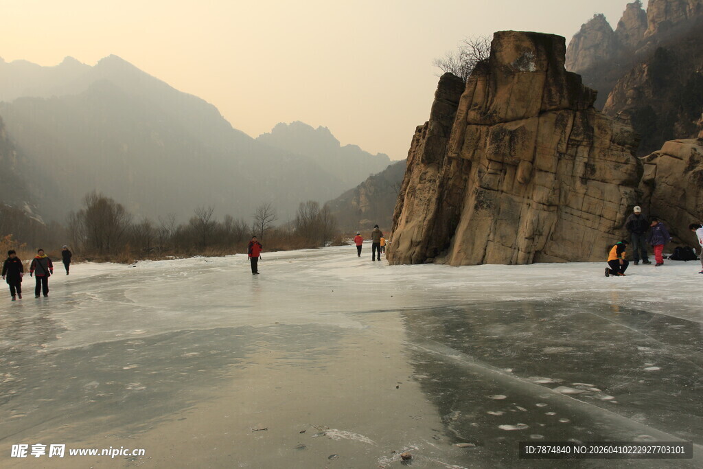 冬日冰面游人赏景