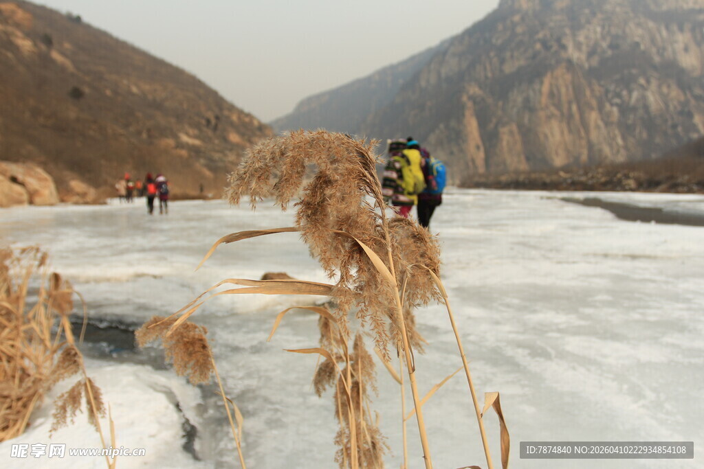 冬日冰河徒步景象