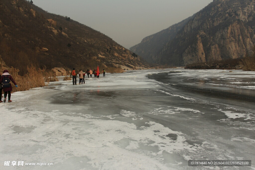 冬日河谷徒步者