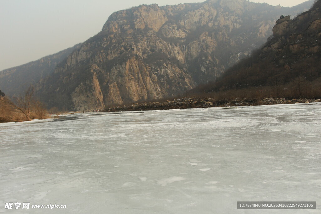 冰封河畔的壮丽山景