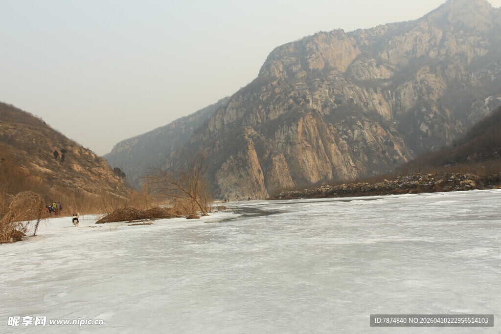 冬日冰封山川景色