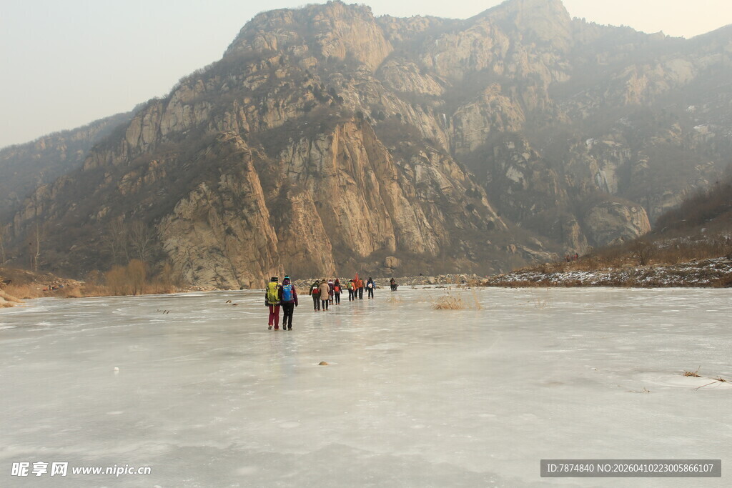 冬日冰面徒步的人群