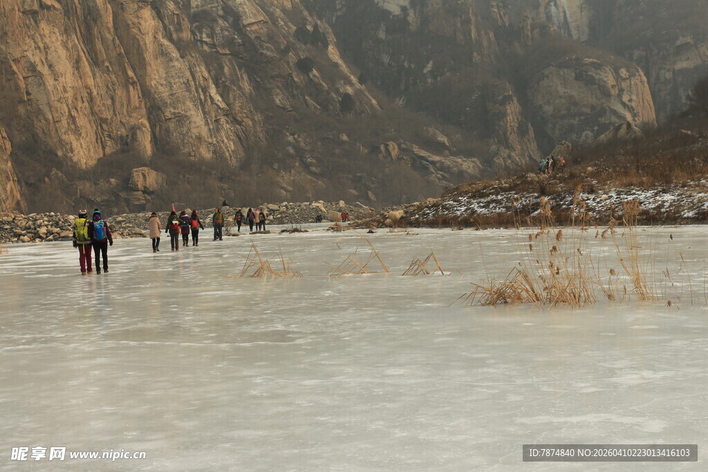 冬日冰河徒步景象