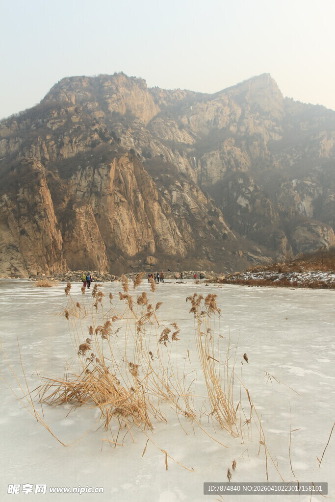 冬日冰湖枯草与远山