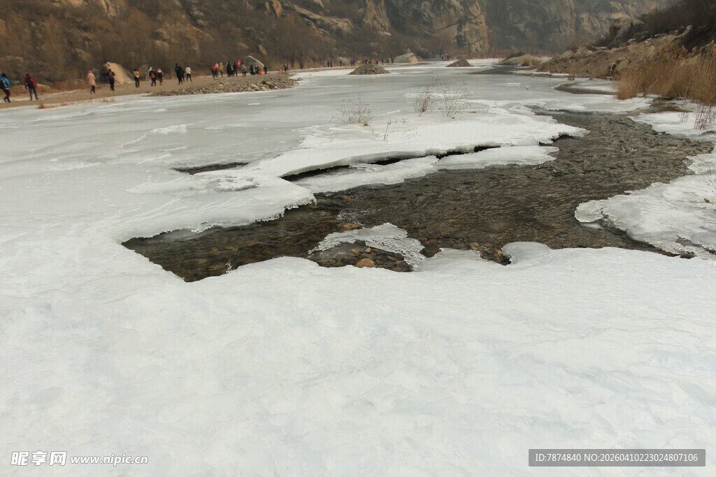 冬日河畔冰雪覆盖景象