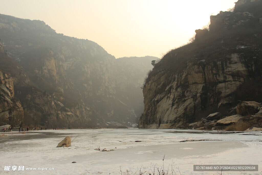 冬日峡谷冰封景象