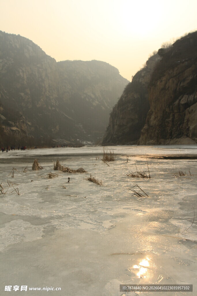 夕阳下的冰封河谷景观