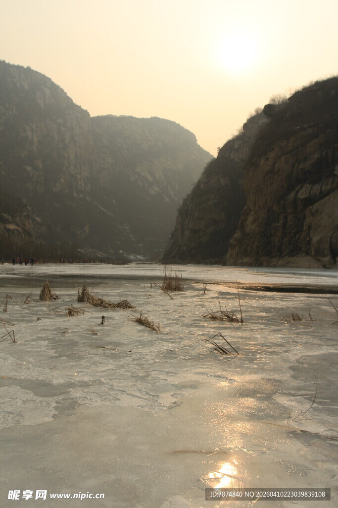 夕阳下的山水冰封景致