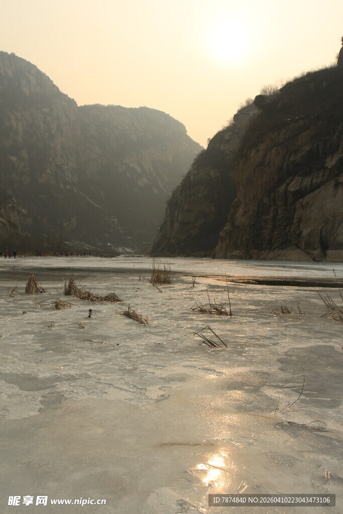 夕阳下的冰封河谷美景