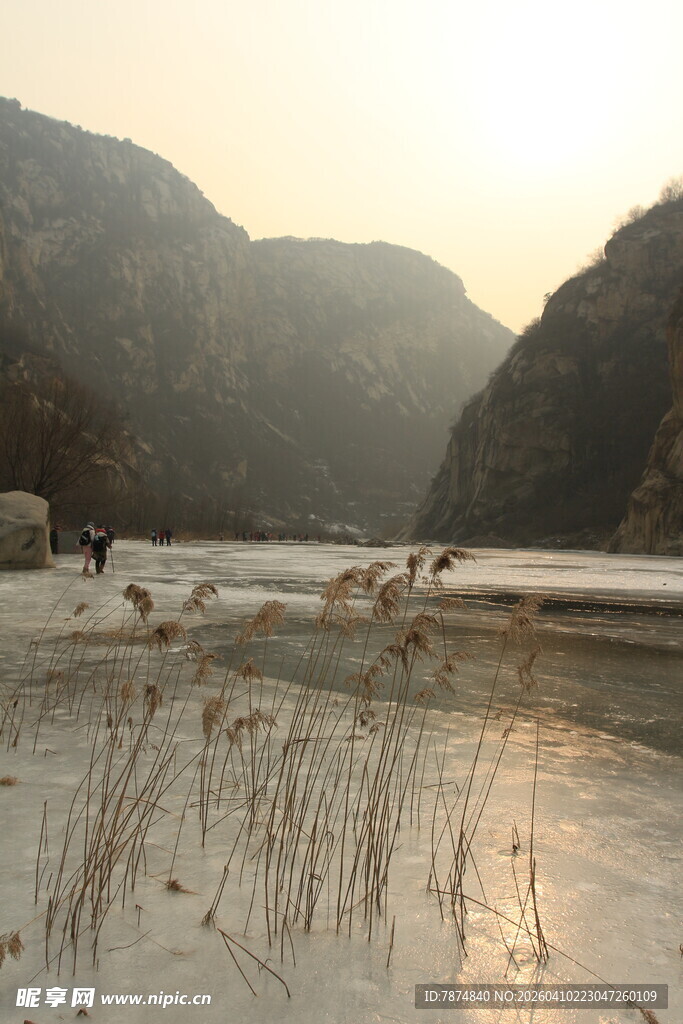 冬日河畔萧瑟景致