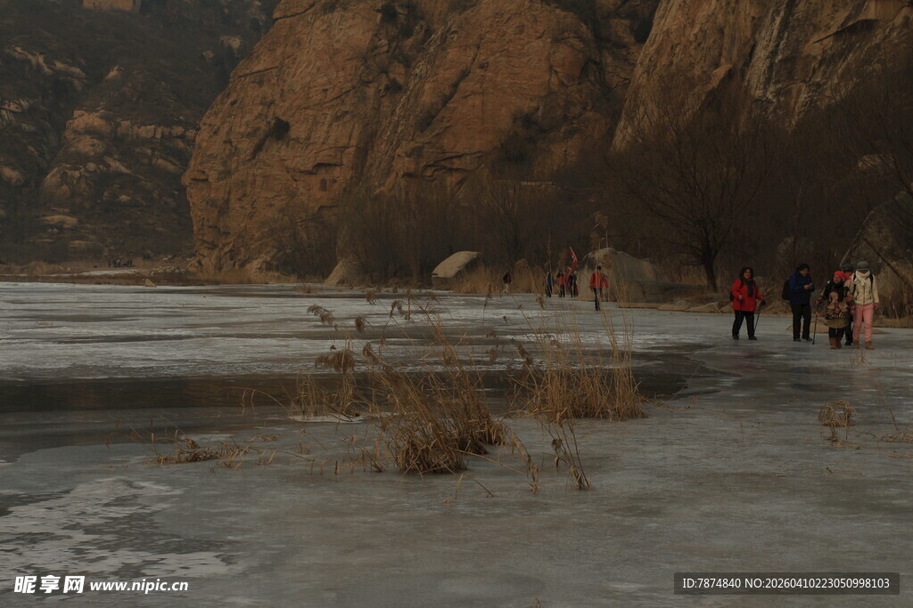 冬日山间冰河徒步景象