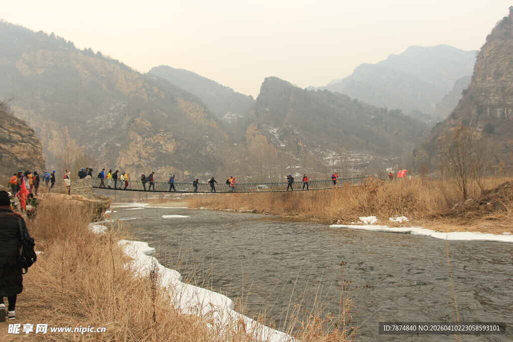山间河畔徒步人群景观