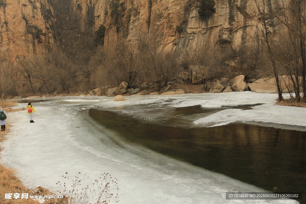 冬日河畔冰雪覆盖景象