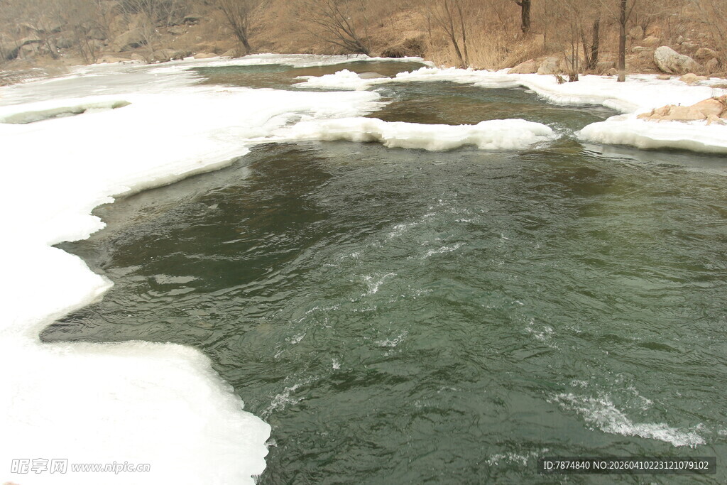 冬日溪流 冰与水的交融