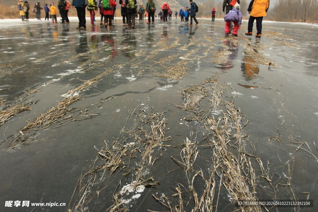 众人在泥泞滩涂中行走