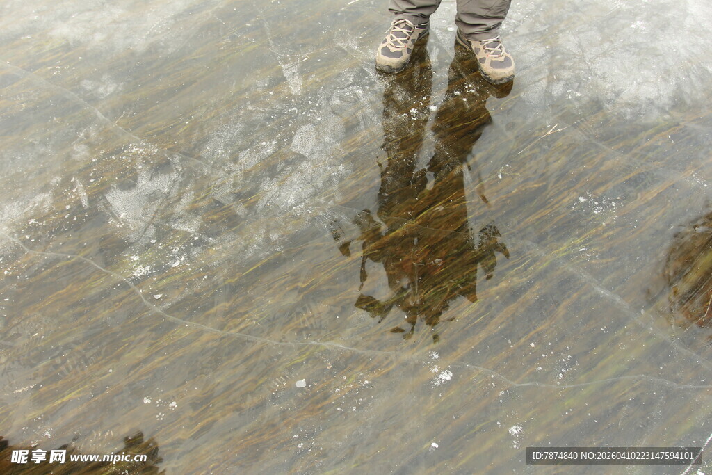 行人踏水溅起水花