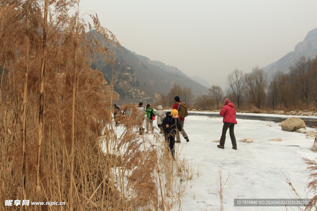 冬日户外冰面徒步场景