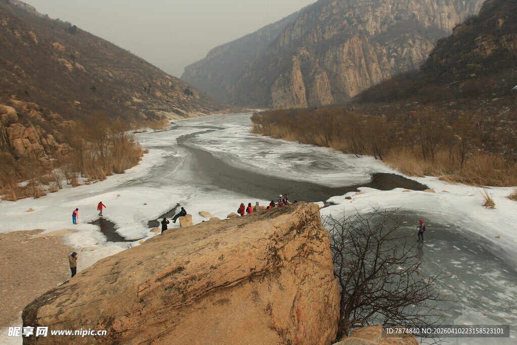 冬日峡谷冰河壮丽景象