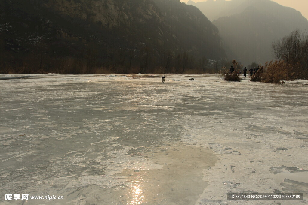 冰封湖面的冬日景象