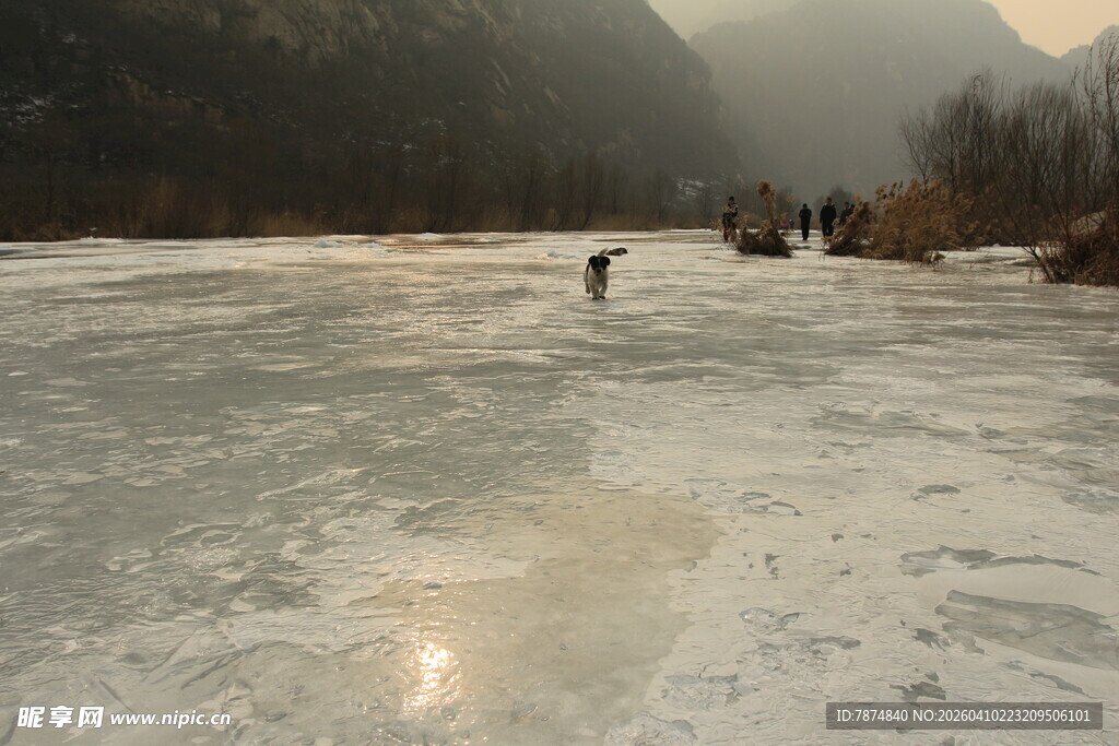 冬日冰河上的活动场景