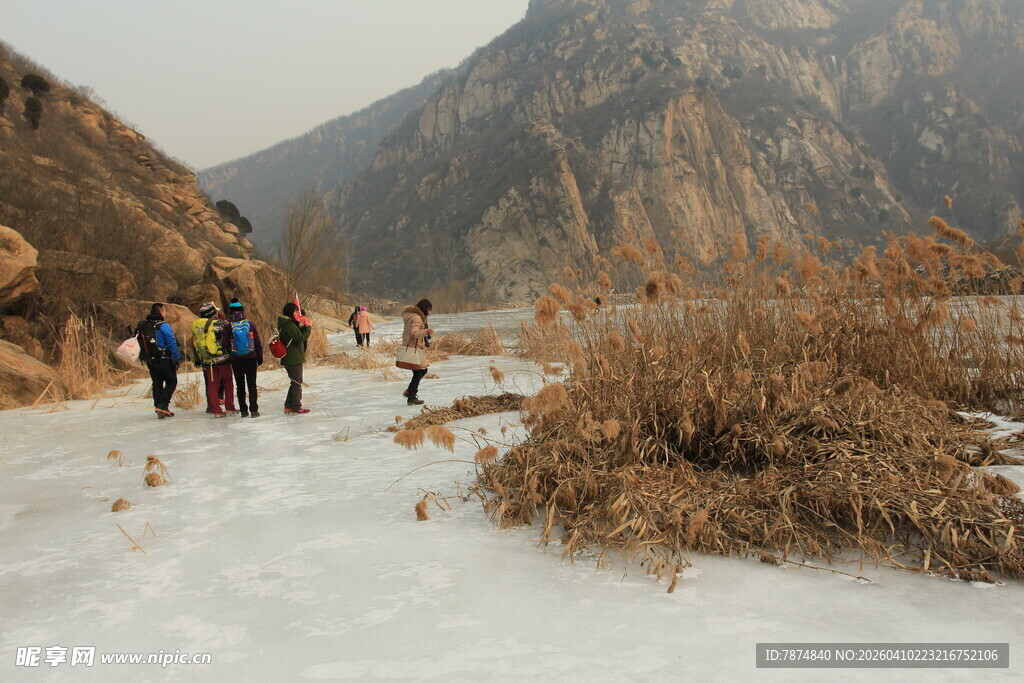 雪地山间徒步旅行者