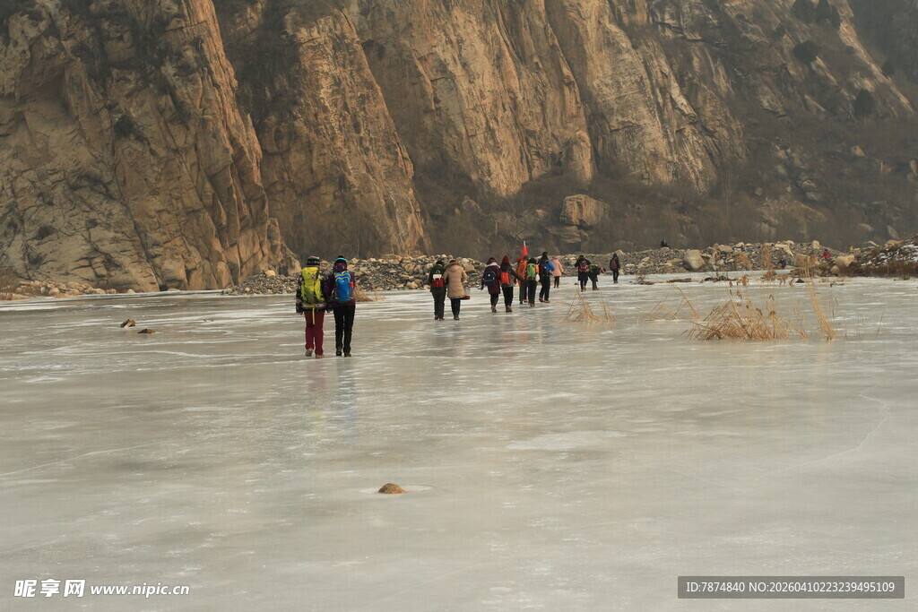 户外团队冰河徒步之旅