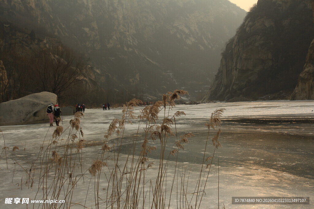 山间溪流旁的徒步者