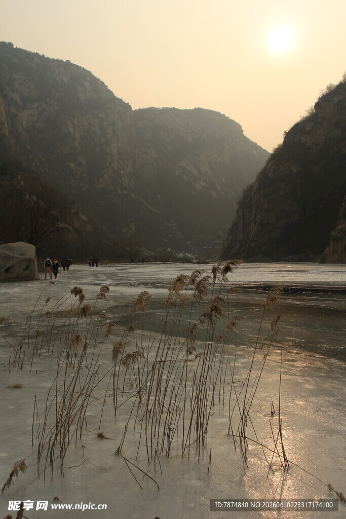 夕阳下的河畔湿地景观