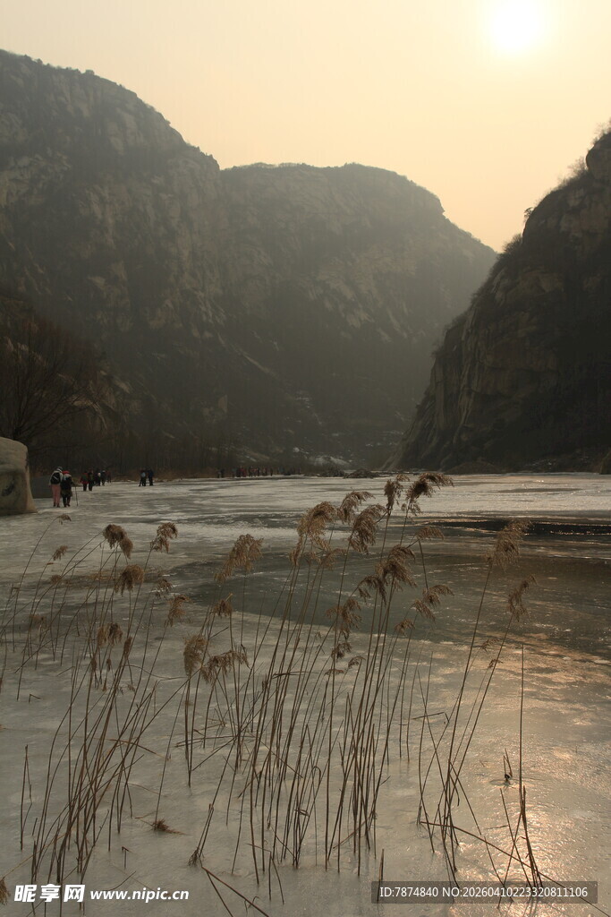 夕阳下的山水湿地景观