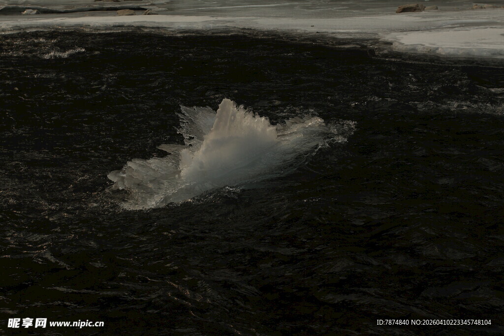海浪拍击激起白色浪花