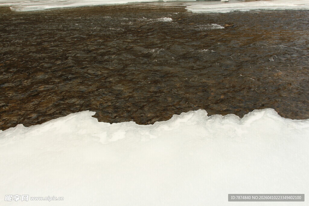河边残雪景象