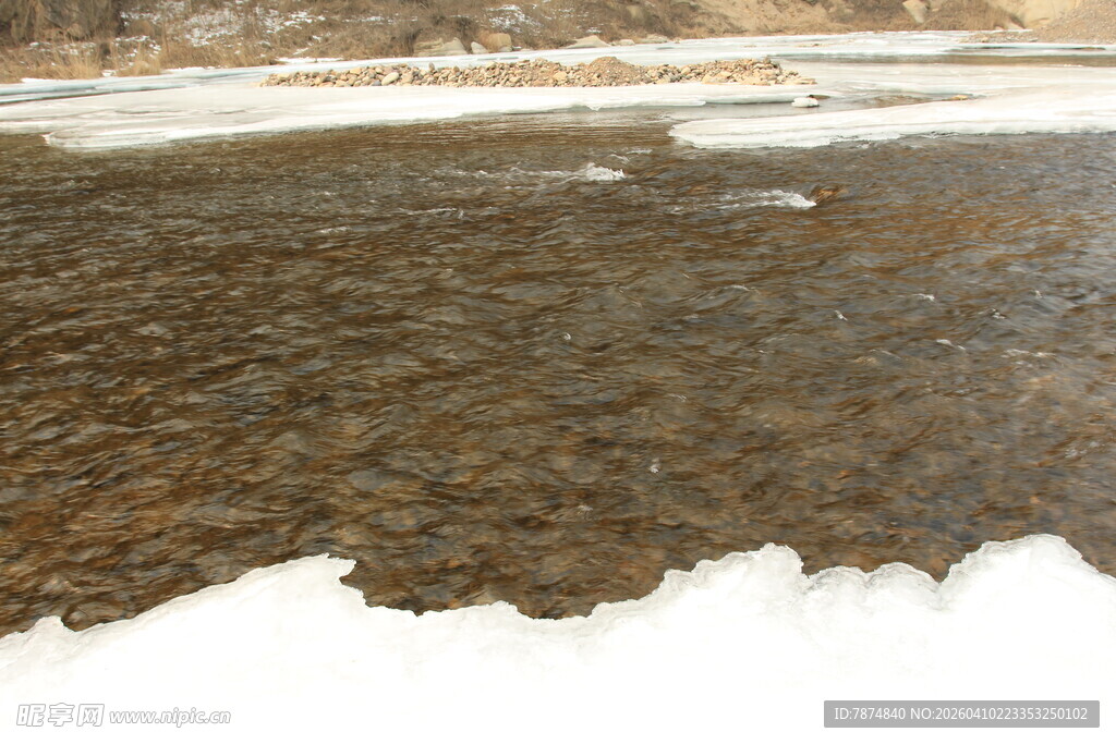 冰雪覆盖的潺潺溪流