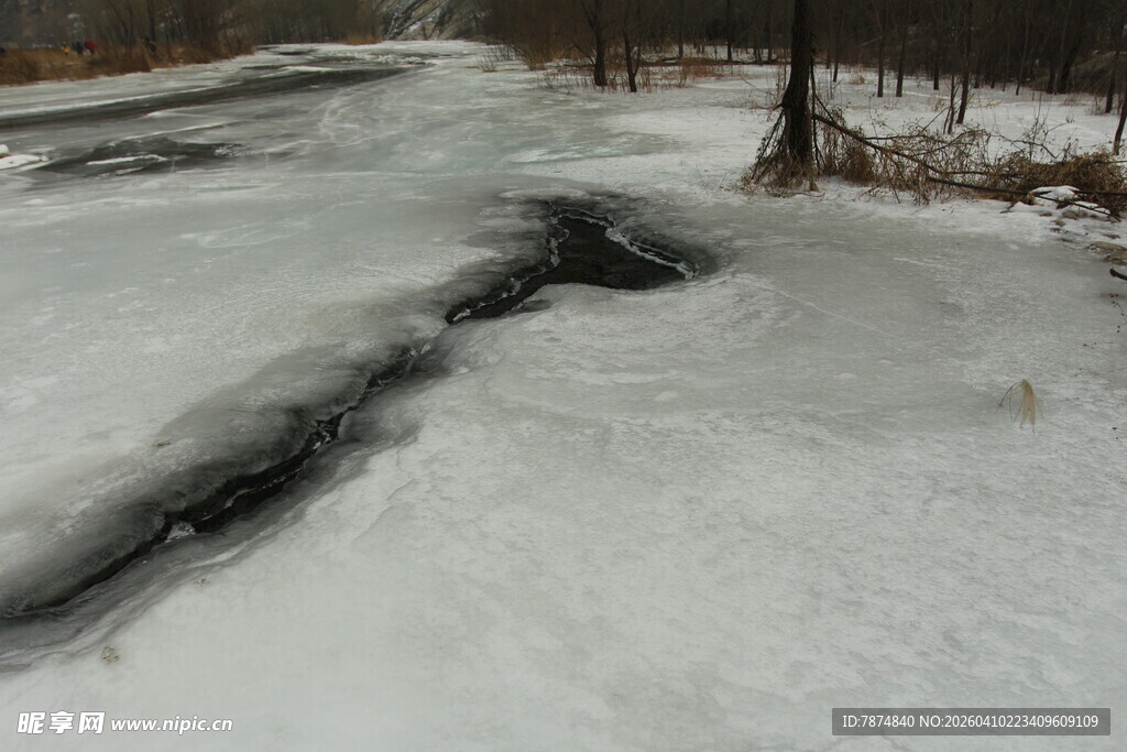 冬日积雪覆盖的乡间小路