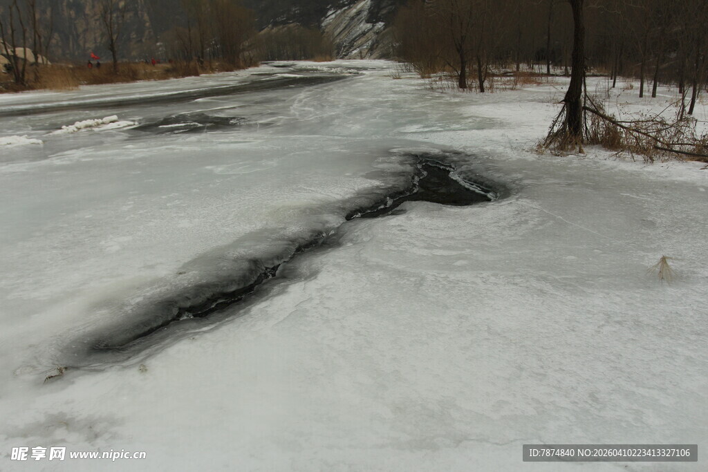 冬日雪覆道路风景