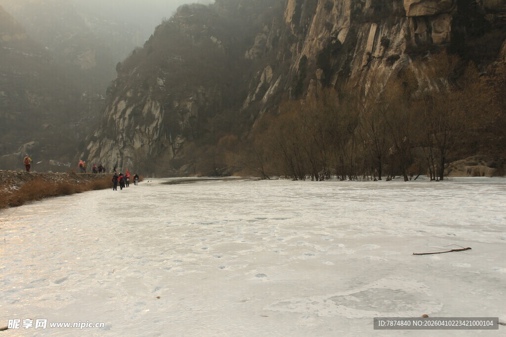 山间冰封河面的冬日景象