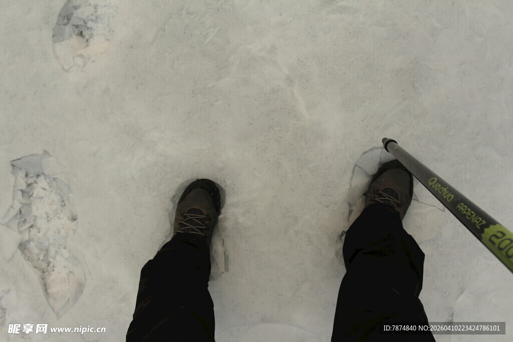 雪地中的双脚与工具