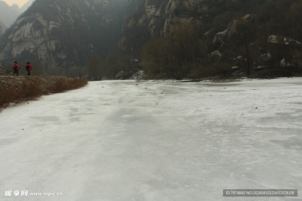 山间覆雪河流景色