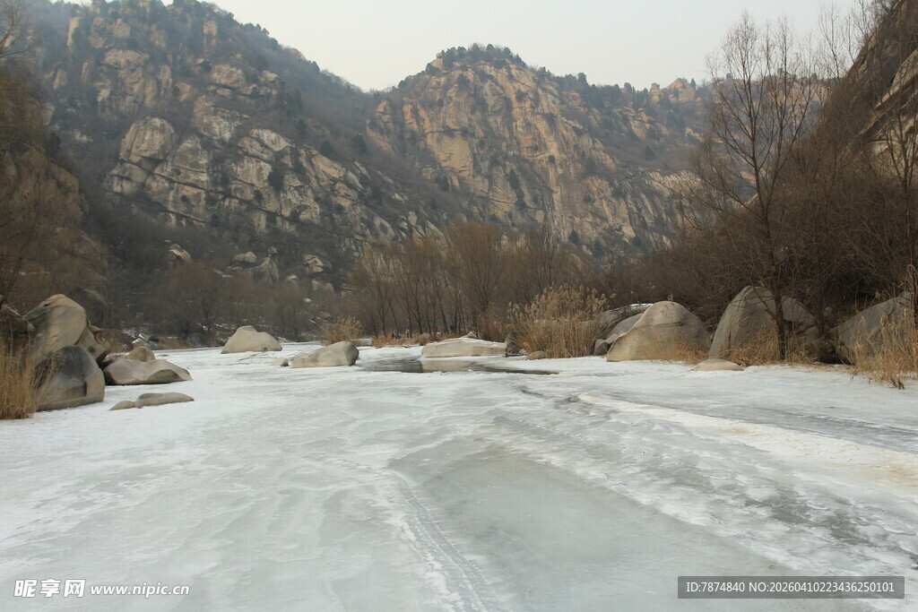 冬日冰封山间河流景象