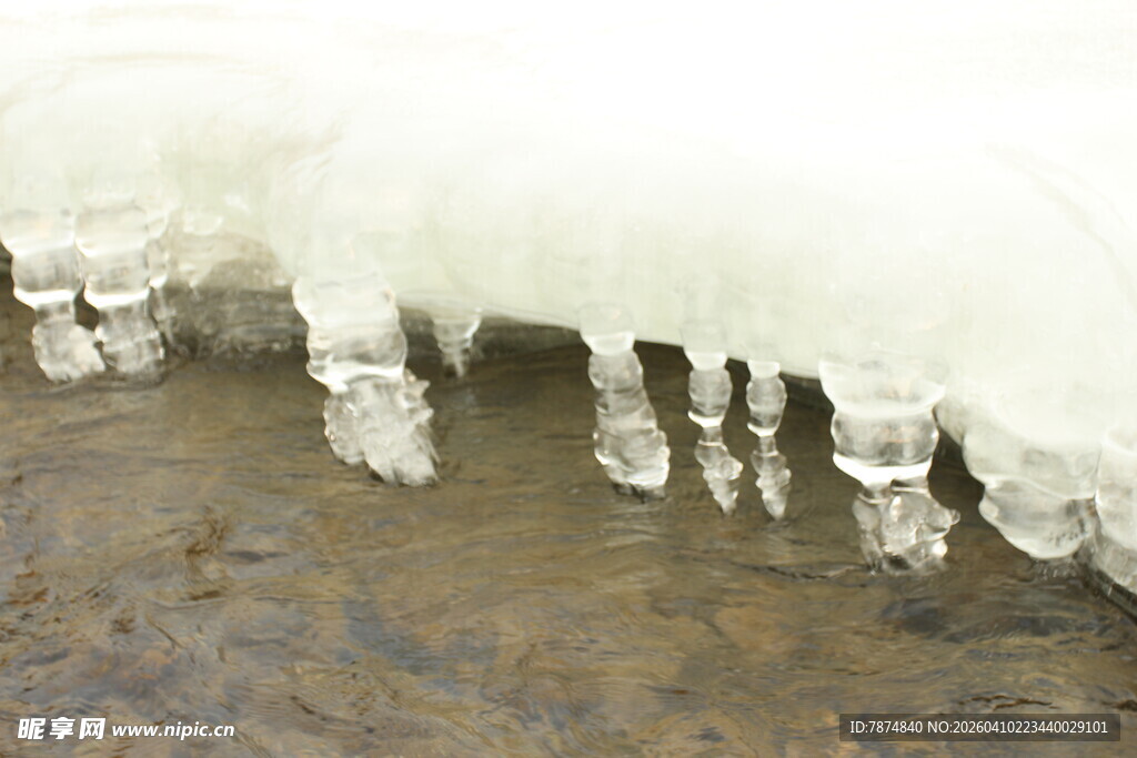 地面上晶莹的冰柱奇观