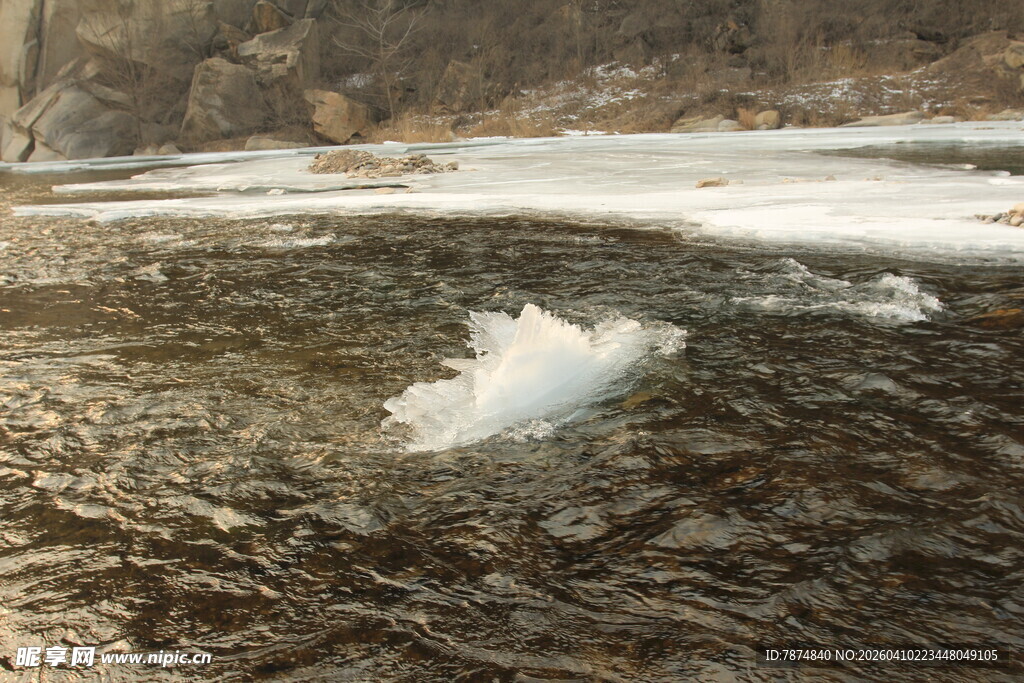 雪地中的岩石景观