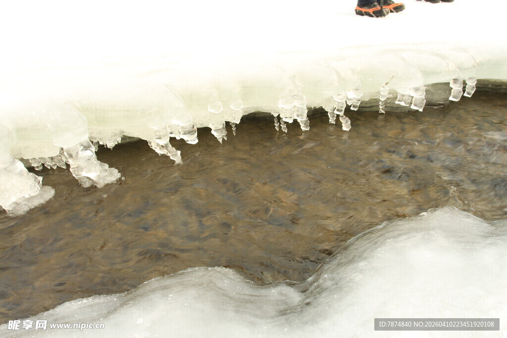 溪边冰挂景观