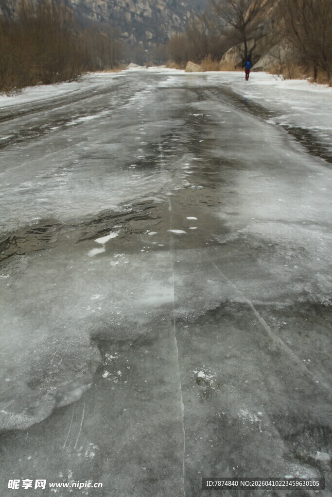 冰封道路尽显冬日景象