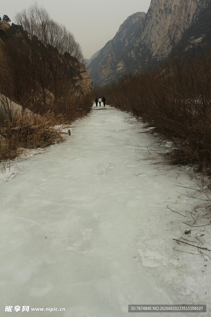 冬日冰封的山间河道