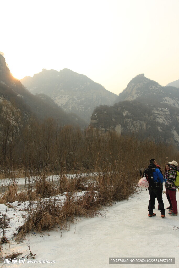 冬日山间徒步者