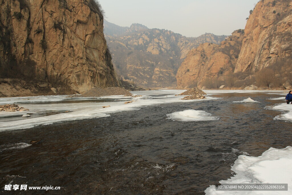 冬日河谷中的孤舟景象